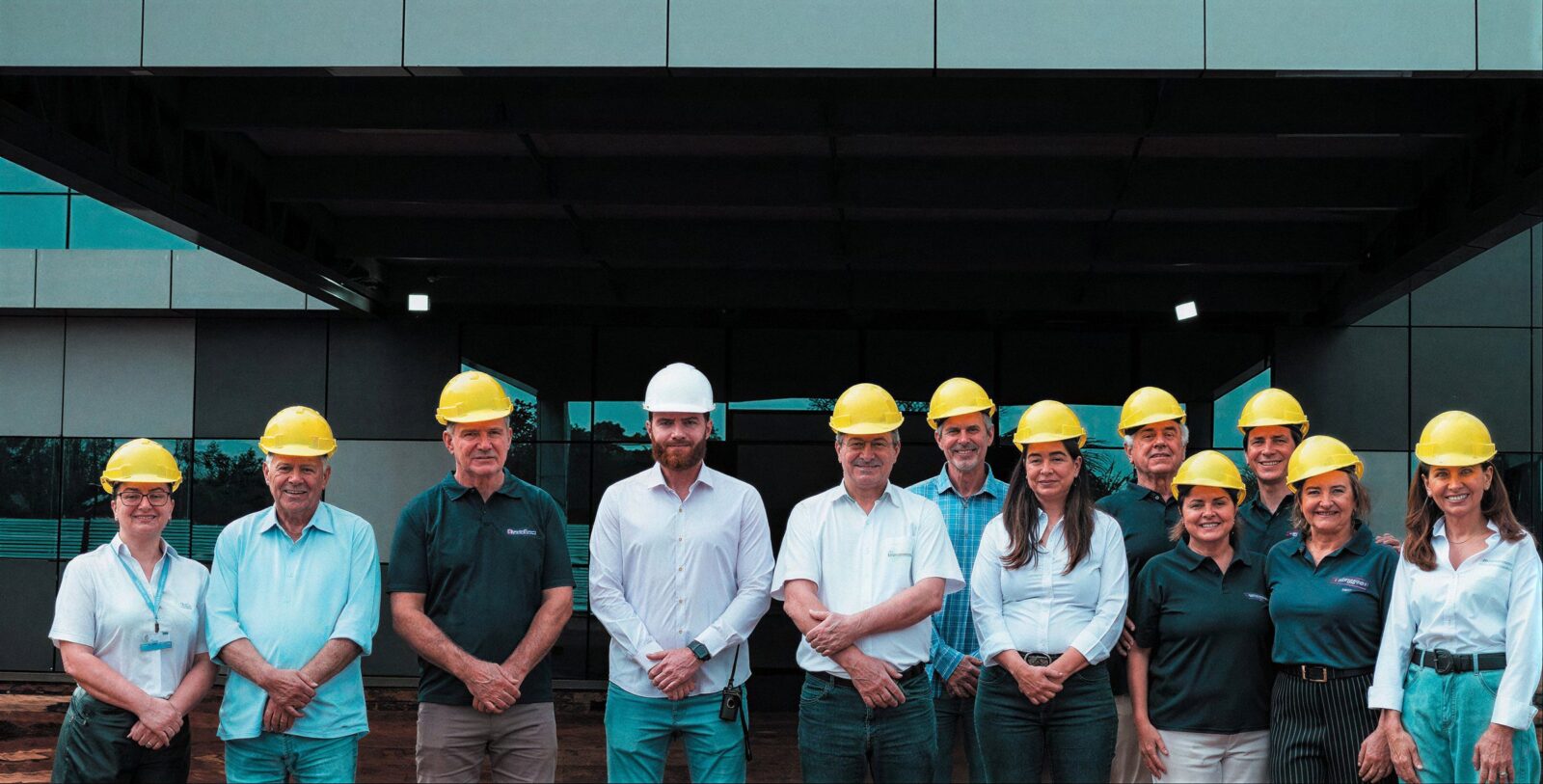 Equipe de capacetes amarelos diante da obra do Hospital de Amor de Dourados