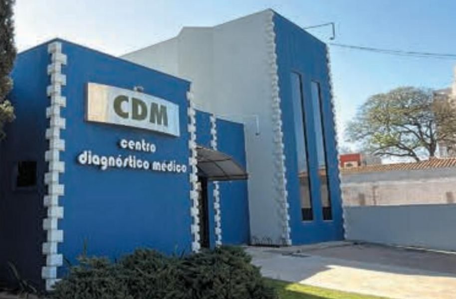 Fachada azul do Centro de Diagnóstico Médico, em Dourados